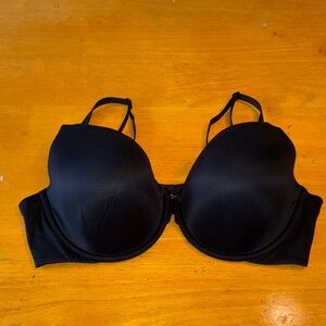 Victoria’s Secret Full Coverage Black Bra. Size 40C.
New without tag.